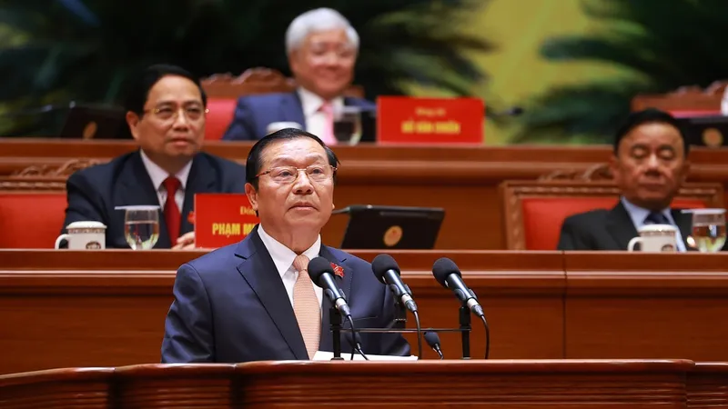 Đồng chí Lại Xuân Môn, Ủy viên Trung ương Đảng, Bí thư Đảng ủy, Phó Trưởng ban Thường trực Ban Tuyên giáo và Dân vận Trung ương, trình bày tham luận “Công tác chính trị, tư tưởng trong kỷ nguyên mới”. Ảnh: VIẾT CHUNG