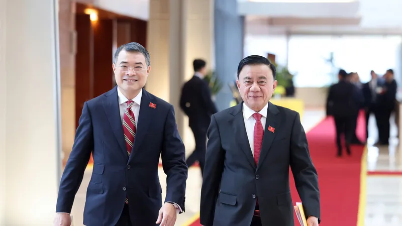 Thường trực Ban Bí thư Trần Cẩm Tú và Trưởng Ban Tổ chức Trung ương Lê Minh Hưng đến tham dự phiên làm việc chiều 22-1. Ảnh QUANG PHÚC
