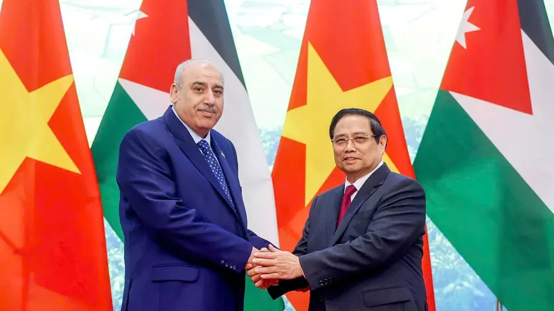 Thủ tướng Phạm Minh Chính và Chủ tịch Hạ viện Jordan Mazen Turki El Qadi. Ảnh: QUANG PHÚC