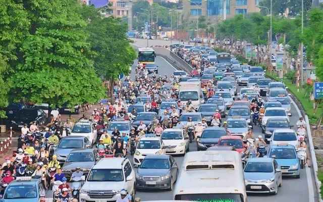 Thủ tướng chỉ đạo không để xảy ra ùn tắc kéo dài trên các tuyến đường vào trung tâm Hà Nội và TPHCM