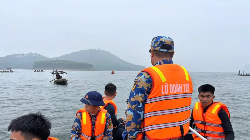 Cán bộ, chiến sĩ Lữ đoàn 126 tham gia tìm kiếm các nạn nhân