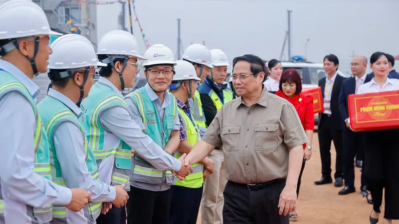 Thủ tướng Phạm Minh Chính kiểm tra tiến độ thi công Dự án Cảng hàng không quốc tế Gia Bình tại tỉnh Bắc Ninh. Ảnh: VIẾT CHUNG