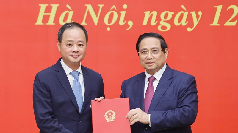 Thủ tướng Phạm Minh Chính trao Quyết định bổ nhiệm đồng chí Trần Hồng Thái giữ chức Chủ tịch Viện Hàn lâm Khoa học và Công nghệ Việt Nam, chiều 12-3. Ảnh: VIẾT CHUNG