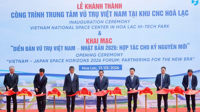 Thủ tướng Phạm Minh Chính và các đại biểu cắt băng khánh thành công trình Trung tâm Vũ trụ Việt Nam tại Khu Công nghệ cao Hòa Lạc. Ảnh: VIẾT CHUNG