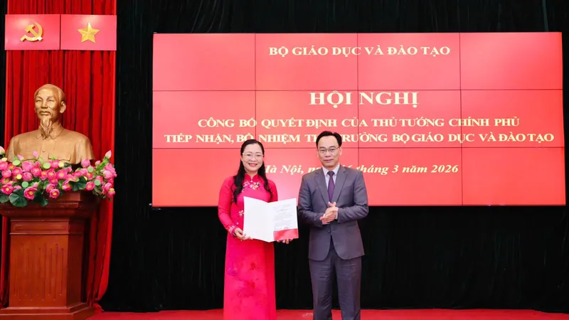Quyền Bộ trưởng Bộ GD-ĐT Hoàng Minh Sơn trao quyết định của Thủ tướng Chính phủ tiếp nhận, bổ nhiệm Thứ trưởng Bộ GD-ĐT Nguyễn Thị Quyên Thanh