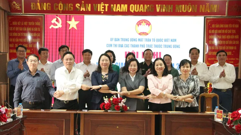 Đại diện Cụm thi đua 6 Ủy ban MTTQ Việt Nam thành phố trực thuộc Trung ương ký kết giao ước thi đua năm 2026. Ảnh: THU PHƯỢNG
