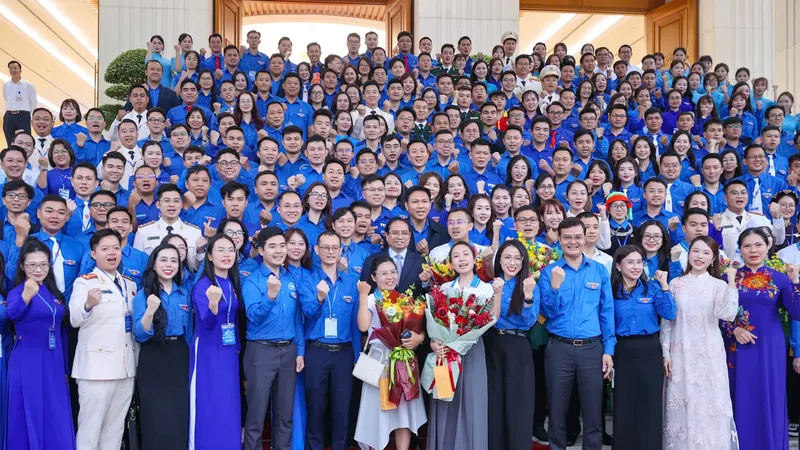 Thủ tướng Phạm Minh Chính cùng các gương mặt trẻ Việt Nam tiêu biểu, triển vọng và cán bộ Đoàn tiêu biểu, chiều 26-3. Ảnh: VIẾT CHUNG