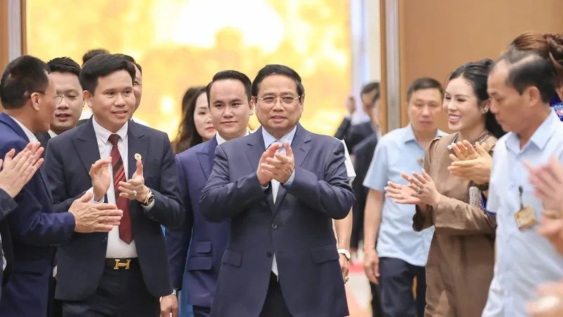 Thủ tướng Phạm Minh Chính đến hội nghị "doanh nghiệp góp phần vào tăng trưởng hai con số và Thủ tướng Chính phủ tri ân doanh nghiệp". Ảnh: VIẾT CHUNG