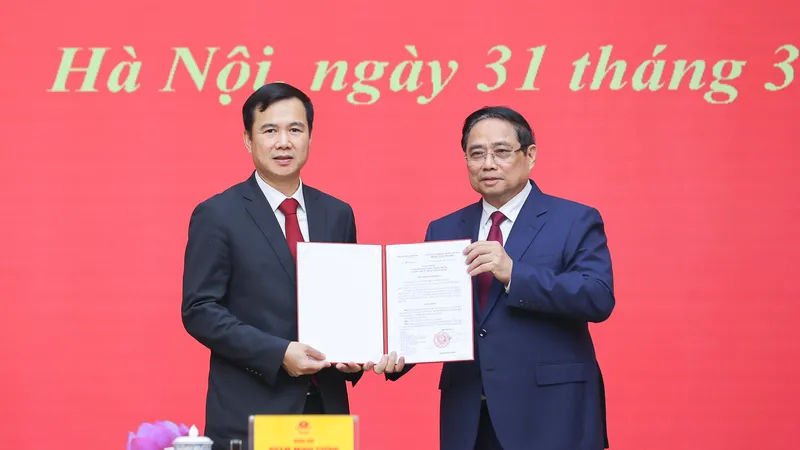 Thủ tướng Phạm Minh Chính trao quyết định điều động, bổ nhiệm PGS-TS Bùi Thế Duy giữ chức Giám đốc Đại học Quốc gia Hà Nội. Ảnh: VGP