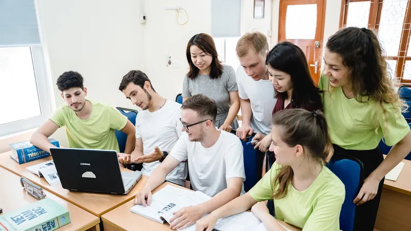 Chính phủ đặt mục tiêu thu hút chuyên gia, nhà khoa học là người nước ngoài và người Việt Nam ở nước ngoài về giảng dạy, nghiên cứu và làm việc tại các cơ sở giáo dục đại học của Việt Nam.