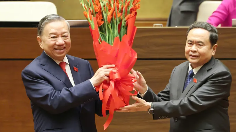 Chủ tịch Quốc hội Trần Thanh Mẫn tặng hoa, chúc mừng Tổng Bí thư, Chủ tịch nước Tô Lâm, sáng 7-4. Ảnh QUANG PHÚC