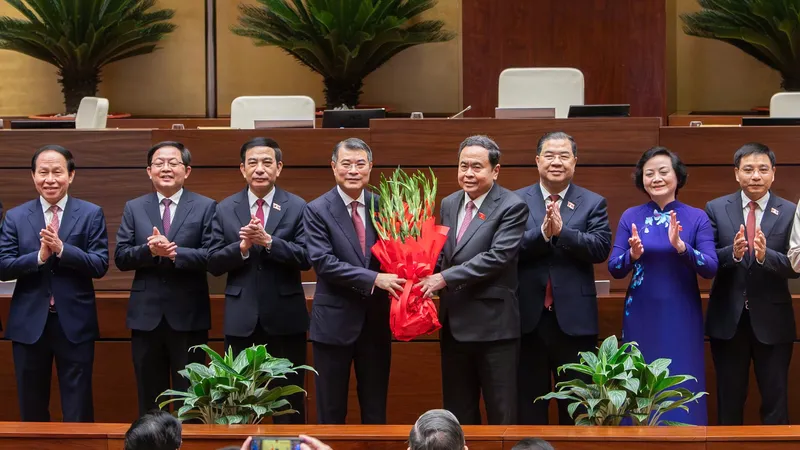 Chủ tịch Quốc hội Trần Thanh Mẫn chúc mừng Thủ tướng Lê Minh Hưng và 6 Phó Thủ tướng Chính phủ nhiệm kỳ 2026-2031. Ảnh: QUANG PHÚC