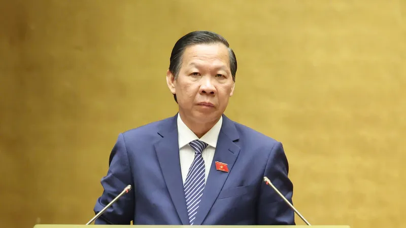Chủ nhiệm Ủy ban Kinh tế và Tài chính của Quốc hội Phan Văn Mãi trình bày báo cáo thẩm tra, chiều 9-4. Ảnh: QUANG PHÚC