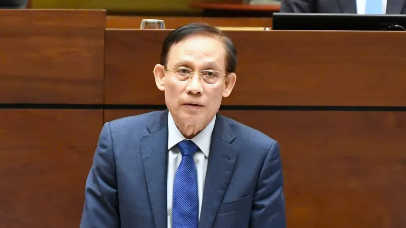 Bộ trưởng Bộ Ngoại giao Lê Hoài Trung phát biểu giải trình, làm rõ một số vấn đề đại biểu Quốc hội nêu, chiều 11-4. Ảnh: VIẾT CHUNG