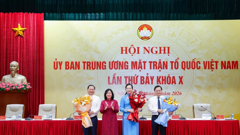 Đồng chí Bùi Thị Minh Hoài, Chủ tịch Ủy ban Trung ương MTTQ Việt Nam (áo dài đỏ) tặng hoa chúc mừng 3 Phó Chủ tịch Ủy ban Trung ương MTTQ Việt Nam khóa X, nhiệm kỳ 2024-2029 