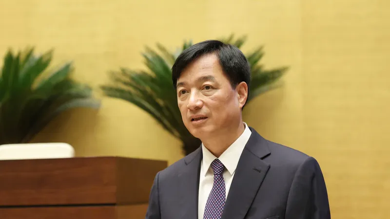 Đồng chí Nguyễn Duy Ngọc, Ủy viên Bộ Chính trị, Bí thư Trung ương Đảng, Trưởng ban Tổ chức Trung ương trình bày chuyên đề, sáng 13-4. Ảnh: QUANG PHÚC