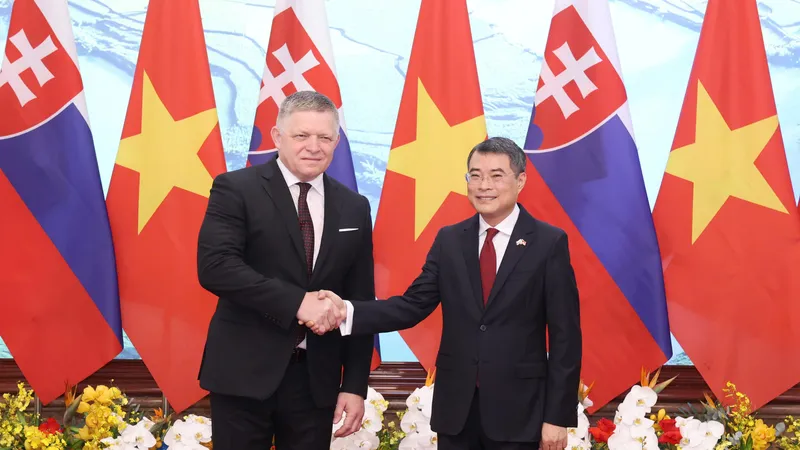 Thủ tướng Lê Minh Hưng và Thủ tướng Slovakia Robert Fico. Ảnh: QUANG PHÚC