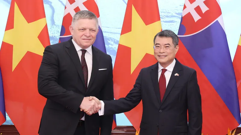 Thủ tướng Lê Minh Hưng và Thủ tướng Slovakia Robert Fico. Ảnh: QUANG PHÚC