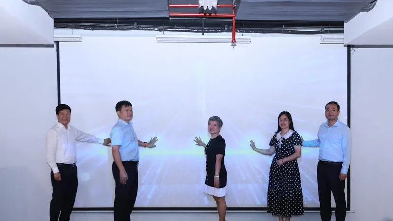 Các đại biểu thực hiện nghi thức phát động cuộc thi