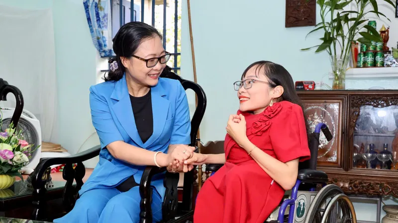 Thứ trưởng Bộ GD-ĐT Nguyễn Thị Quyên Thanh chia sẻ cùng cô Nguyễn Thị Ngọc Tâm (bìa phải)