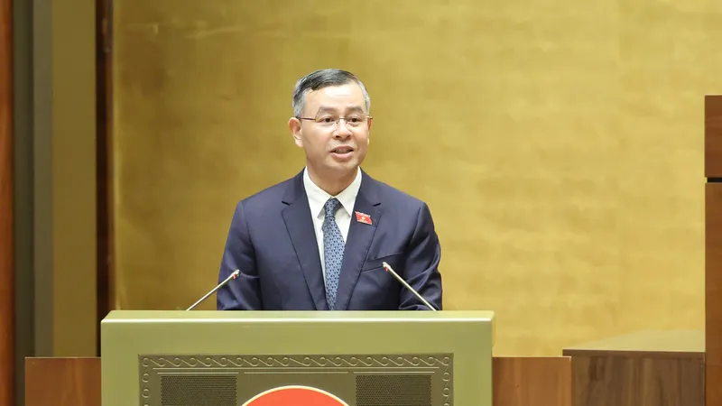 Bộ trưởng Bộ Tài chính Ngô Văn Tuấn trình bày tờ trình về dự án Luật sửa đổi, bổ sung một số điều của các luật thuế, chiều 21-4. Ảnh: QUANG PHÚC