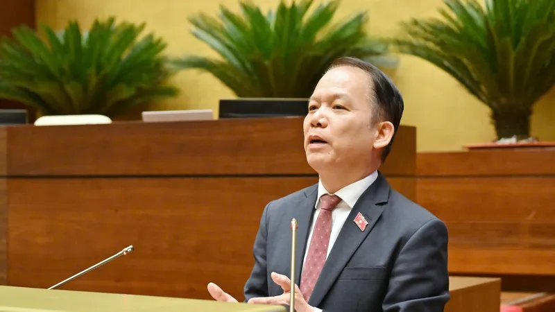 Bộ trưởng Bộ Tư pháp Hoàng Thanh Tùng phát biểu giải trình, làm rõ một số vấn đề đại biểu Quốc hội nêu, chiều 22-4. Ảnh VIẾT CHUNG