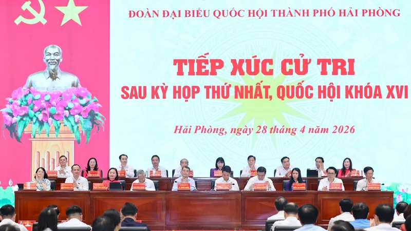 Thủ tướng Lê Minh Hưng cùng các đại biểu Quốc hội TP Hải Phòng tham dự hội nghị tiếp xúc cử tri sau Kỳ họp thứ nhất Quốc hội khóa XVI. Ảnh: VIẾT CHUNG