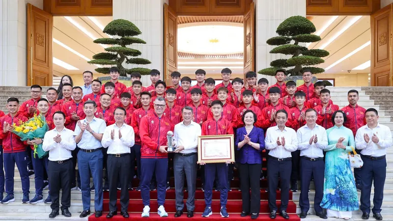 Thủ tướng Lê Minh Hưng gặp mặt, chúc mừng đội tuyển bóng đá nam U17 Việt Nam. Ảnh: VIẾT CHUNG 