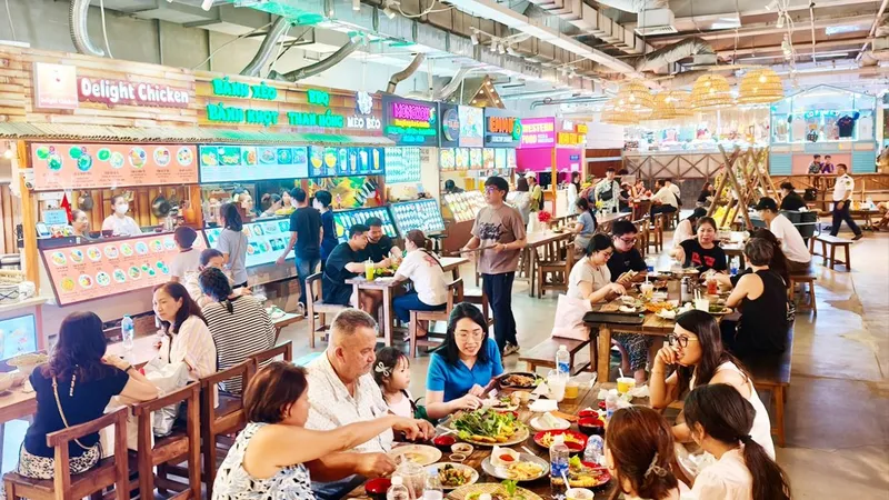 Khu ẩm thực Asiana Food Town ở phường Bến Thành, TPHCM, thu hút đông đảo người dân và du khách. Ảnh: HOÀNG HÙNG