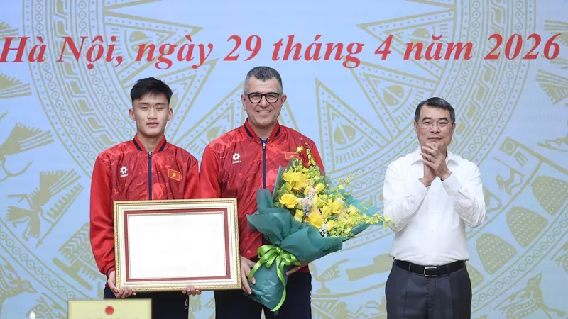 Thủ tướng Lê Minh Hưng tặng bằng khen và chúc mừng đội tuyển bóng đá nam U17 Quốc gia Việt Nam