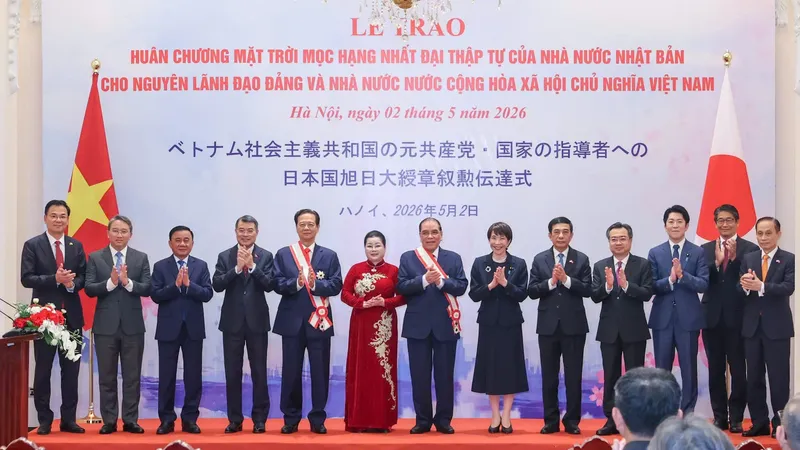 Thủ tướng Lê Minh Hưng và Thủ tướng Nhật Bản Takaichi Sanae chủ trì Lễ trao Huân chương Mặt trời mọc hạng nhất Đại thập tự của Nhà nước Nhật Bản cho các đồng chí nguyên lãnh đạo Đảng, Nhà nước Việt Nam, tối 2-5. Ảnh: VIẾT CHUNG