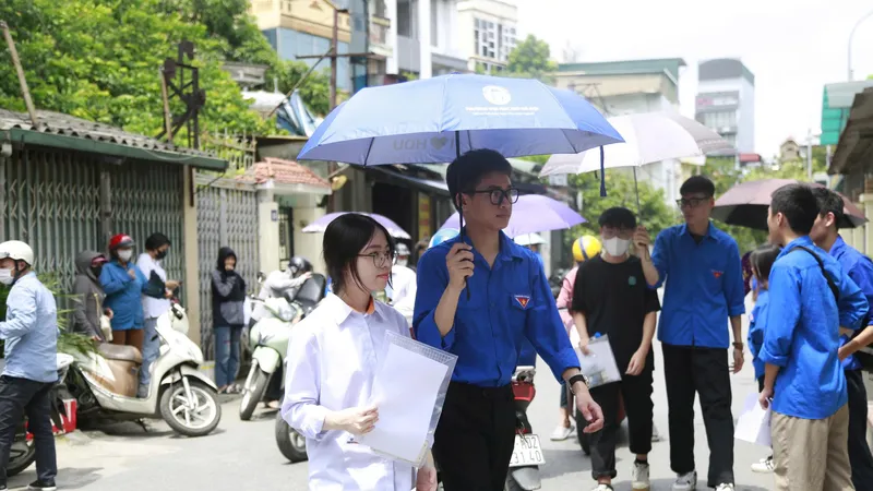Thí sinh đến điểm thi tốt nghiệp THPT năm 2025 tại Hà Nội.