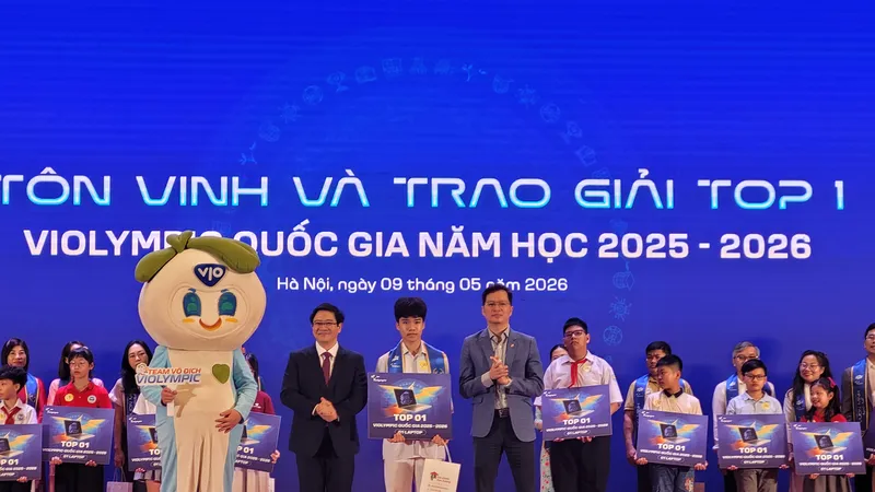 Trao giải Violympic năm học 2025-2026 cho các em học sinh. Ảnh LÂM NGUYÊN