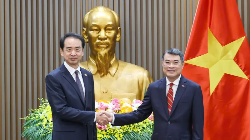 Thủ tướng Lê Minh Hưng tiếp đồng chí Hà Vĩ, Đại sứ đặc mệnh toàn quyền nước Cộng hòa nhân dân Trung Hoa tại Việt Nam, chiều 12-5. Ảnh VIẾT CHUNG