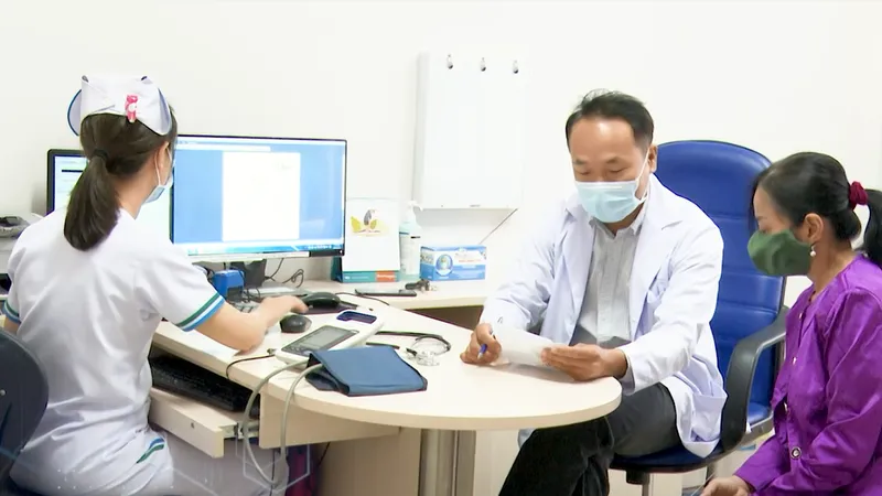Người dân khám bệnh tại một cơ sở y tế