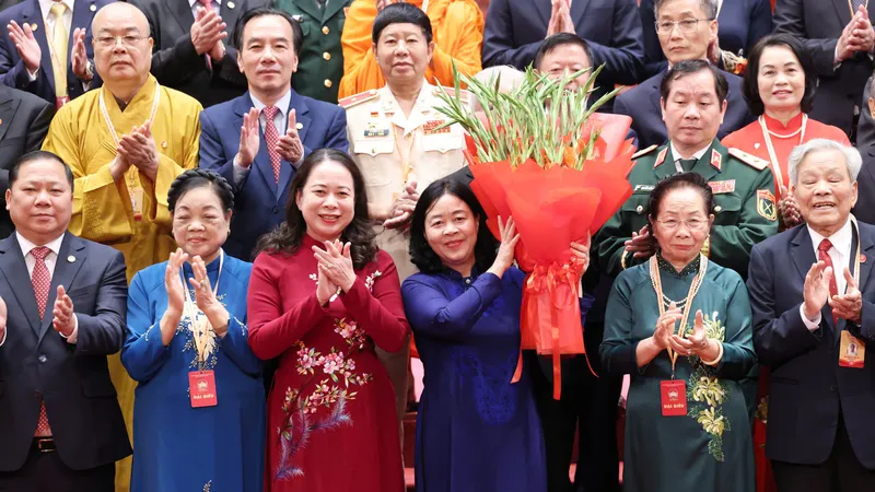 Các đại biểu chúc mừng đồng chí Bùi Thị Minh Hoài tiếp tục được hiệp thương cử giữ chức Chủ tịch Ủy ban Trung ương MTTQ Việt Nam khóa XI, nhiệm kỳ 2026-2031. Ảnh: QUANG PHÚC