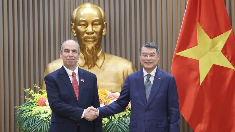 Thủ tướng Lê Minh Hưng tiếp Đại sứ Cộng hòa Cuba tại Việt Nam Rogelio Polanco Fuentes, chiều 20-5. Ảnh: VIẾT CHUNG