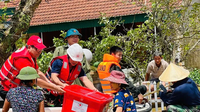 Hội Chữ thập đỏ Việt Nam tích cực tham gia hỗ trợ kịp thời đồng bào bị ảnh hưởng bởi mưa lũ năm 2025. Ảnh: VGP