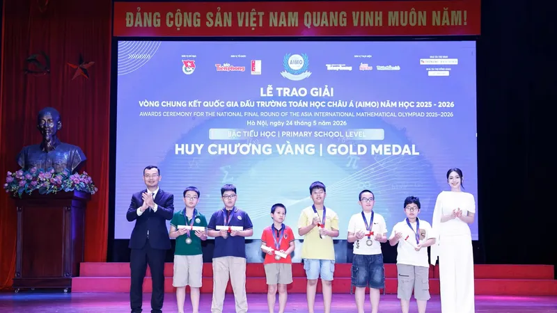 Các thí sinh đoạt giải tại Cuộc thi Đấu trường toán học châu Á bằng tiếng Anh năm 2026. Ảnh: THANH HÀ