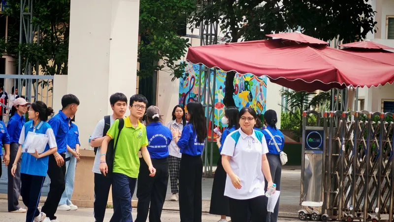 Thí sinh dự thi tại điểm thi Trường THCS Lê Quý Đôn, phường Dương Nội, TP Hà Nội. Ảnh: Trần Lưu