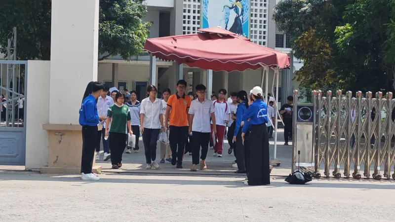 Gần 124.000 thí sinh Hà Nội đã hoàn thành bài thi môn Toán - môn thi cuối cùng của kỳ thi tuyển sinh vào lớp 10 THPT công lập không chuyên năm học 2026-2027. Ảnh: TRẦN LƯU