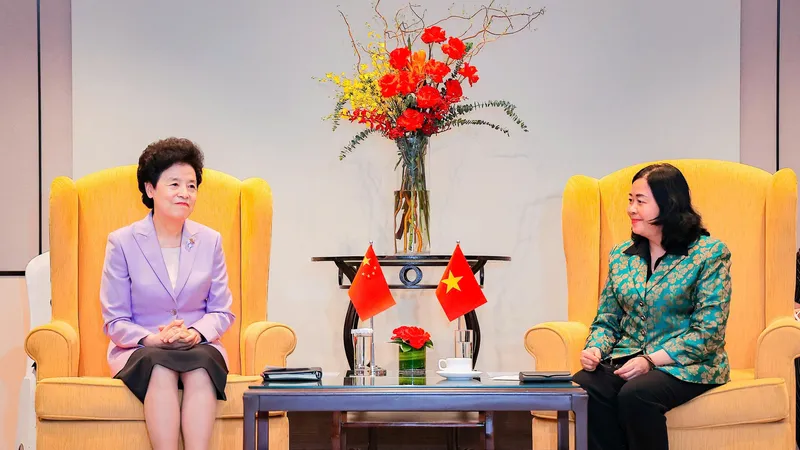 Đồng chí Bùi Thị Minh Hoài, Chủ tịch Ủy ban Trung ương MTTQ Việt Nam (bìa phải) và đồng chí Hàm Huy, Phó Chủ tịch Chính hiệp toàn quốc Trung Quốc. Ảnh: DIỆP HƯƠNG