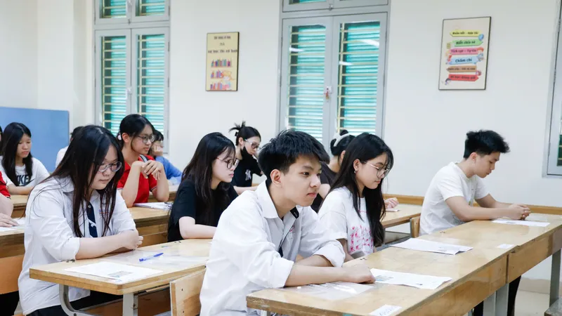 Thí sinh làm thủ tục dự thi kỳ thi tốt nghiệp THPT năm 2026 tại điểm thi Trường THCS Trưng Vương, phường Cửa Nam, Hà Nội, chiều 10-6. Ảnh: VIẾT CHUNG