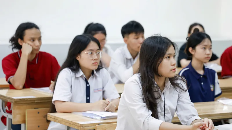 Thí sinh dự thi kỳ thi tốt nghiệp THPT năm 2026 tại điểm thi Trường THCS Trưng Vương, phường Cửa Nam, Hà Nội, chiều 10-6. Ảnh: VIẾT CHUNG