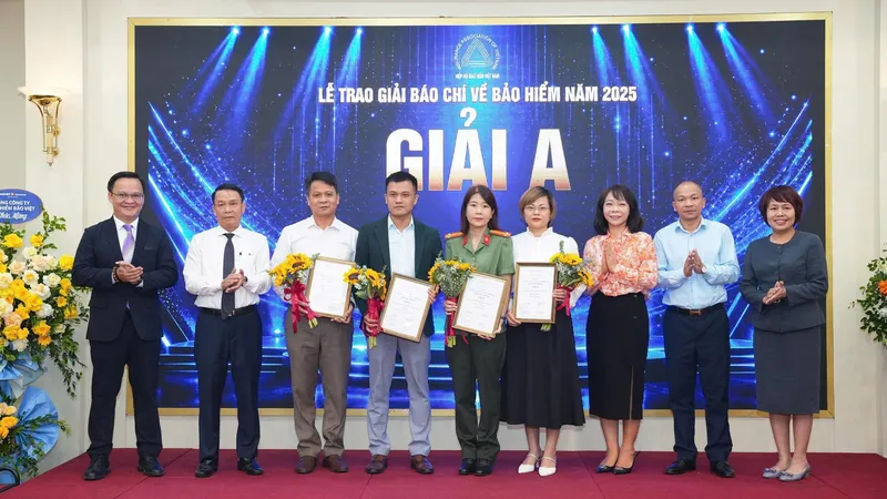 Các tác giả đoạt Giải A tại lễ trao Giải báo chí về Bảo hiểm năm 2025. Ảnh: HÀ NGUYỄN