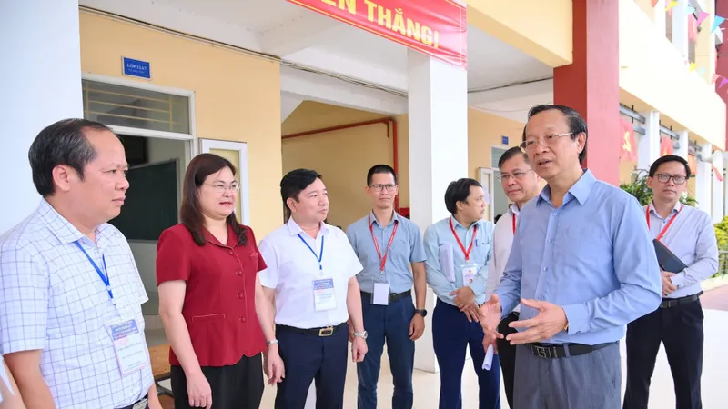 Thứ trưởng Thường trực Bộ GD-ĐT Phạm Ngọc Thưởng trò chuyện, động viên các em thí sinh dự thi tốt nghiệp THPT tại điểm thi Trường THPT A Thanh Liêm, tỉnh Ninh Bình