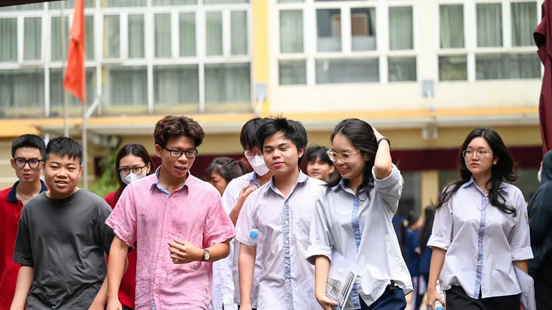 Thí sinh dự thi tại điểm thi Trường THPT Kim Liên, Hà Nội. Ảnh: ĐỖ TRUNG