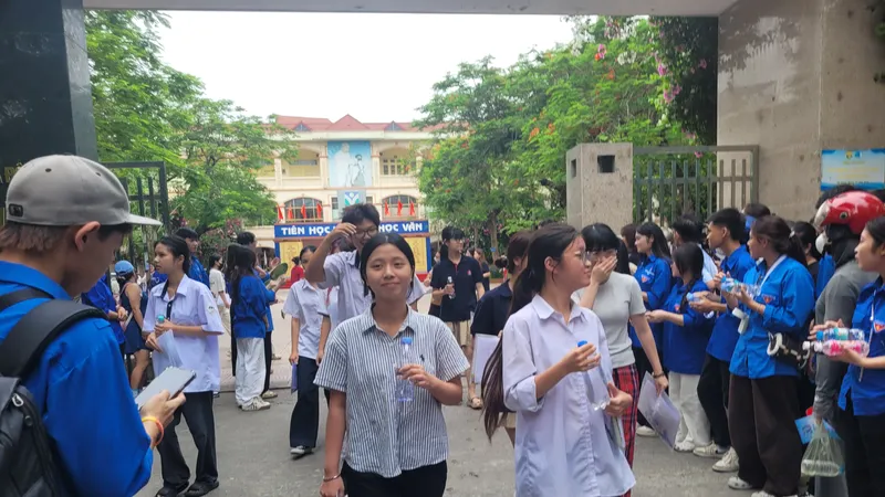 Thí sinh Hà Nội hoàn tất buổi thi thứ 2. Ảnh: LÂM NGUYÊN 
