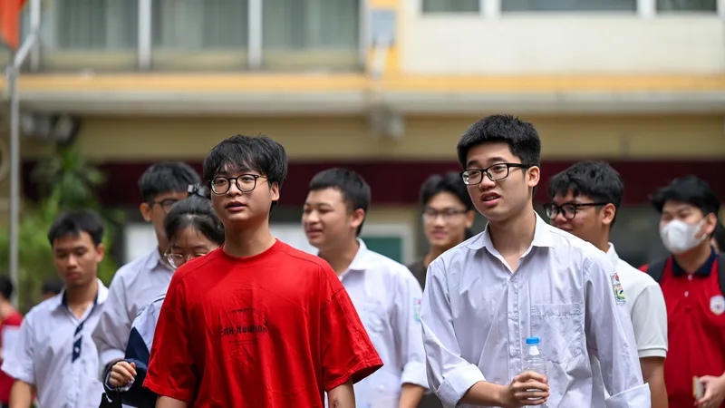 Thí sinh Hà Nội tự tin bước vào môn thi Toán. Ảnh: ĐỖ TRUNG