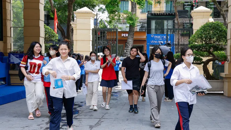 Thí sinh tại điểm thi Trường THCS Trưng Vương, phường Cửa Nam, Hà Nội. Ảnh: VIẾT CHUNG